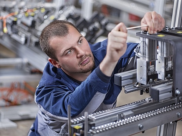 Maintenance of a production plant by an employee