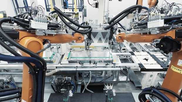 Transport and processing of a battery cell on a track