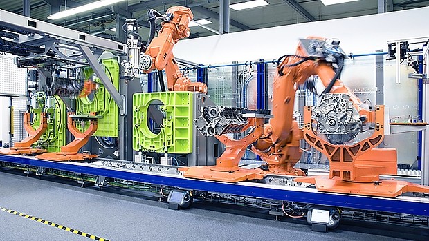 Assembly line for drive systems: Industrial robots carry out precise assembly processes and optimise production quality through automation.