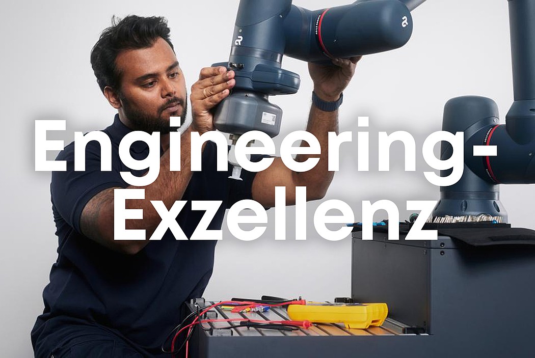 Ingenieur bei der Arbeit mit einem Roboterarm in einer Automatisierungsanlage, Text: „Engineering Exzellenz“