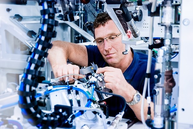 Calibration and measurement of a production system by an employee