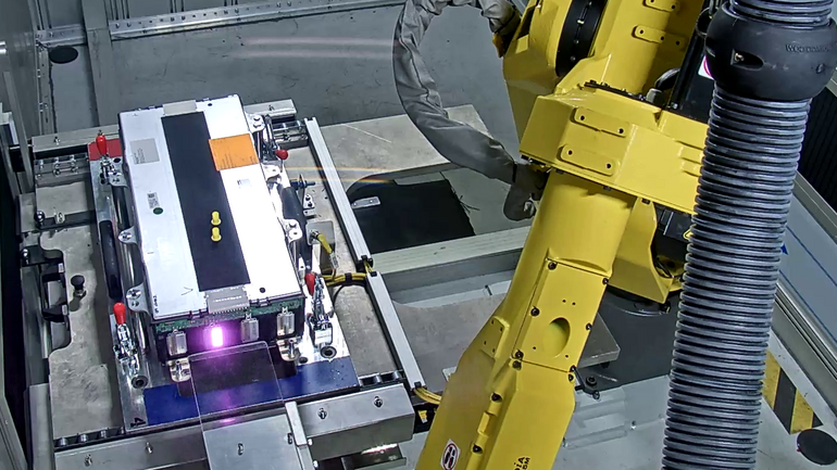 Laser-assisted inspection of a weld seam